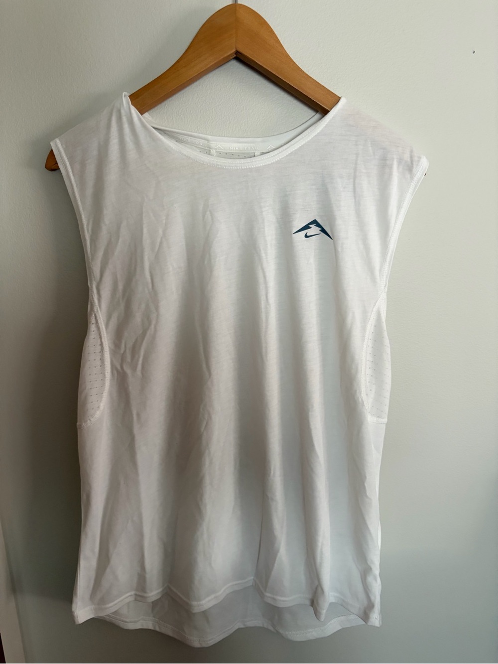 NIKE TRAIL SOLAR CHASE DRI-FIT WHITE RUNNING TOP TANK MEN Size Medium FN3309-121